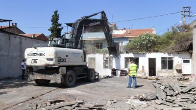 Kaçak yapılaşmaya karşı mücadelesini kararlılıkla sürdüren Konak Belediyesi, ilçe genelinde