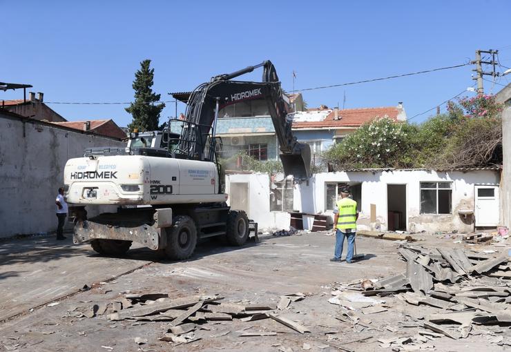 Kaçak yapılaşmaya karşı mücadelesini kararlılıkla sürdüren Konak Belediyesi, ilçe genelinde