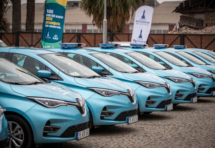 İzmir Büyükşehir Belediyesi, hizmet filosundaki 100 elektrikli araç sayesinde 
