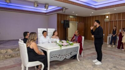 İzmirli sağır çift, İzmir Büyükşehir Belediyesi’nin işaret dili çevirmeninin desteği