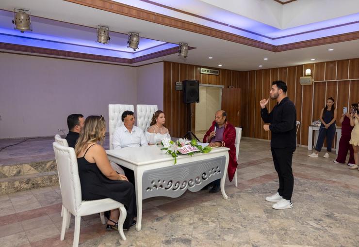İzmirli sağır çift, İzmir Büyükşehir Belediyesi’nin işaret dili çevirmeninin desteği