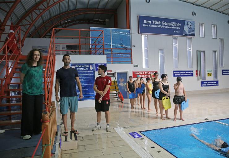 Karşıyaka Belediyesi Yarı Olimpik Kapalı Yüzme Havuzu, yaz döneminde hem