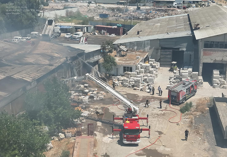 İzmir Büyükşehir Belediyesi itfaiye ekipleri, Bayraklı'da otomotiv sektöründe faaliyet gösteren