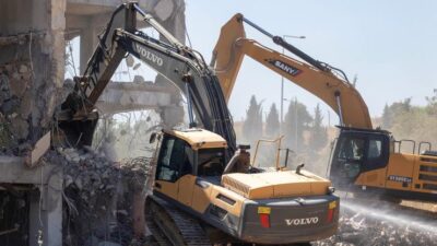 Kaçak yapılaşmayla mücadele eden İzmir Büyükşehir Belediyesi  ekipleri 122