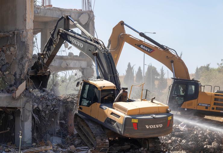 Kaçak yapılaşmayla mücadele eden İzmir Büyükşehir Belediyesi  ekipleri 122