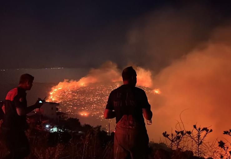 Balıkesir’in Gömeç ilçesinde başlayan orman yangını, kuvvetli rüzgarın etkisiyle İzmir’in