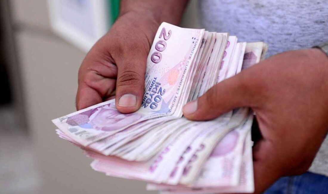 Küresel piyasalarda petrol fiyatları gerilemeye başlarken Türkiye'de akaryakıta zam geldi.