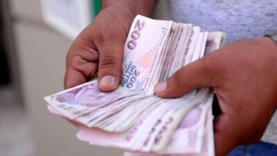 Küresel piyasalarda petrol fiyatları gerilemeye başlarken Türkiye'de akaryakıta zam geldi.