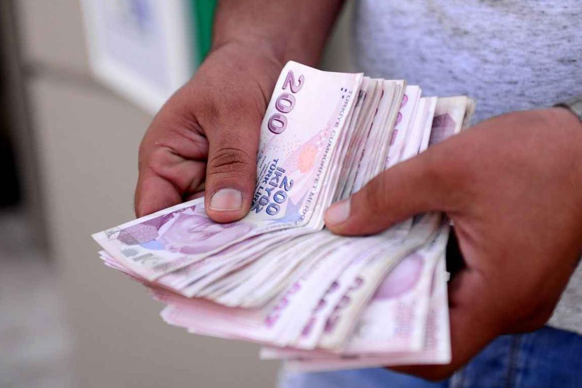 Küresel piyasalarda petrol fiyatları gerilemeye başlarken Türkiye'de akaryakıta zam geldi.