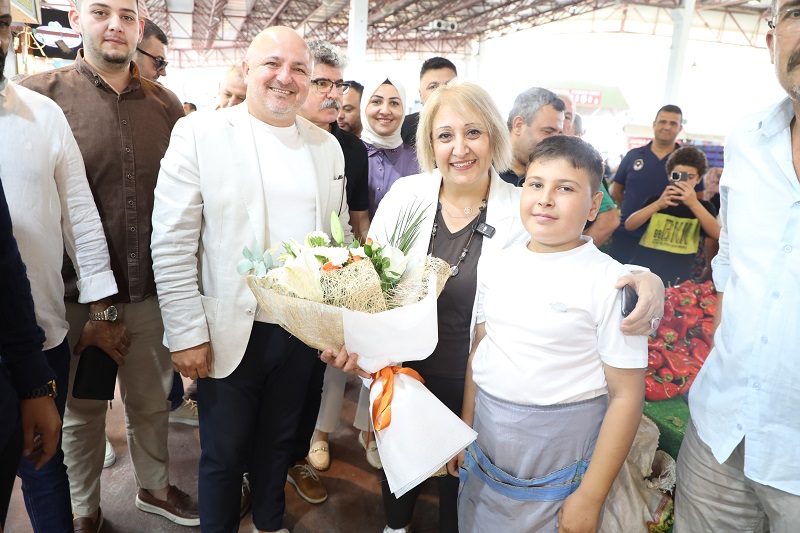 Menderes Belediye Başkan V. Asuman Şen pazar esnafını ziyaret etti.