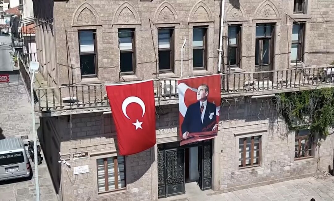 30 Ağustos Zafer Bayramı dolayısıyla ekipler, Ayvalık’ın cadde, bulvar ve