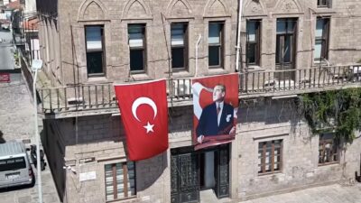 30 Ağustos Zafer Bayramı dolayısıyla ekipler, Ayvalık’ın cadde, bulvar ve