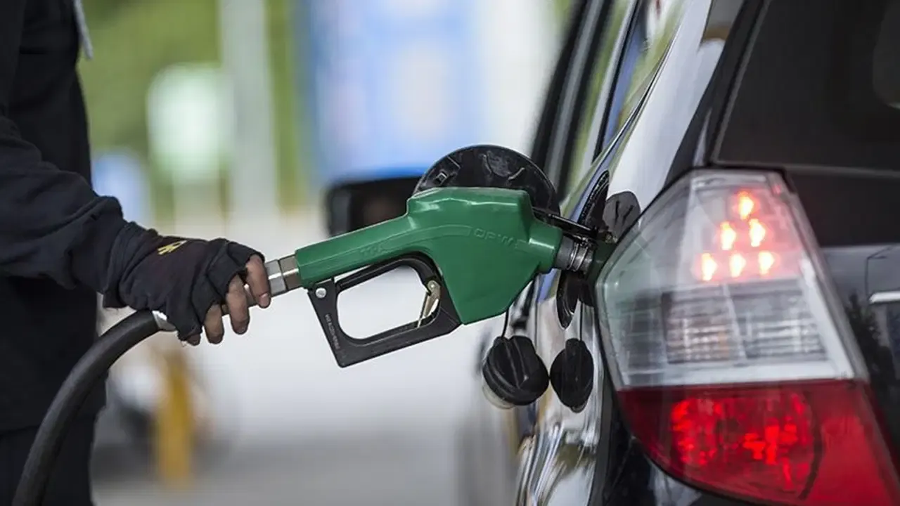 Petrol fiyatlarındaki yükseliş, bu gece yarısından itibaren motorin fiyatlarına yansıyacak.