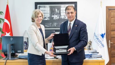 İzmir Büyükşehir Belediye Başkanı Dr. Cemil Tugay, görevine başlayan Almanya’nın