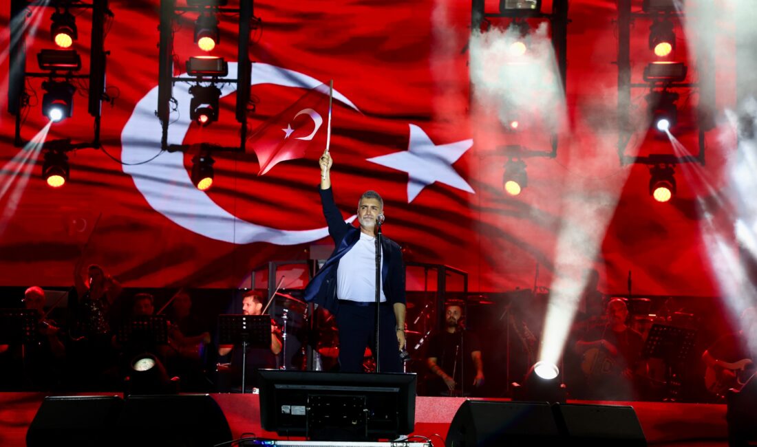 ALİAĞA SANAT GÜNLERİ FİNALİNİ ÖZCAN DENİZ’LE YAPTI