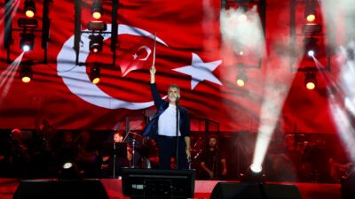 ALİAĞA SANAT GÜNLERİ FİNALİNİ ÖZCAN DENİZ’LE YAPTI