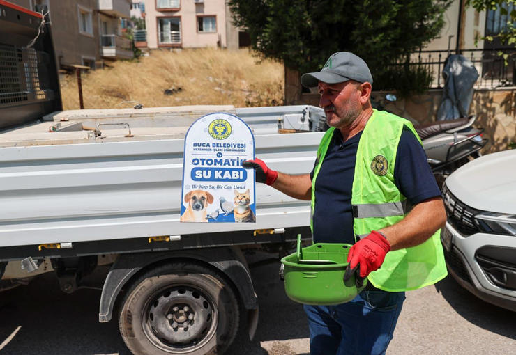 Aşırı sıcak hava kent genelinde etkisini sürdürürken Buca Belediyesi, sokak