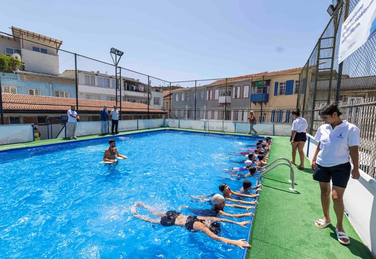 İzmir Büyükşehir Belediye Başkanı Dr. Cemil Tugay, Konak Pazaryeri Mahallesi'nde