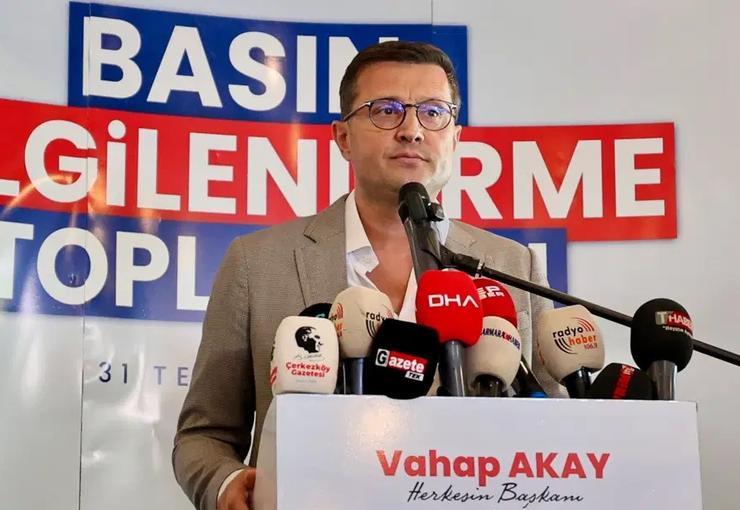Çerkezköy Belediye Başkanı Vahap Akay, yaptığı açıklamayla CHP'den istifa ettiğini