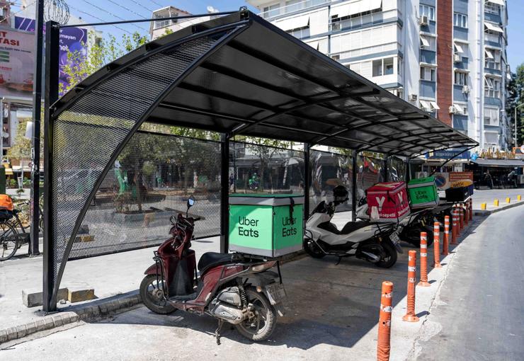 Bornova Belediyesi, Küçükpark’taki trafik yoğunluğunu azaltmak amacıyla kurduğu Motokurye Parkı’nın