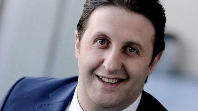 Ünlü oyuncu ve sunucu İlker Ayrık, geçirdiği kaza sonucu gösterilerini