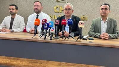 CHP Eski Milletvekili Atila Sertel CHP İzmir İl Başkanlığı'na açıklamalarda