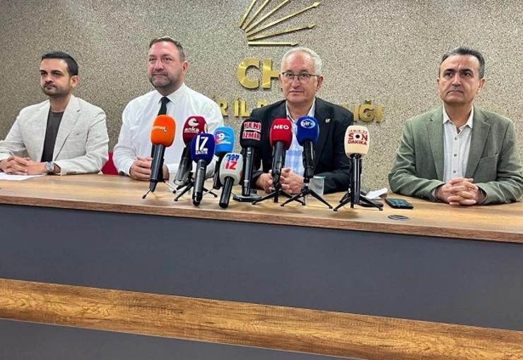 CHP Eski Milletvekili Atila Sertel CHP İzmir İl Başkanlığı'na açıklamalarda