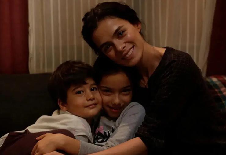 “Kadın” dizisinde Özge Özpirinçci’nin canlandırdığı Bahar karakterinin kızı Nisan’a hayat