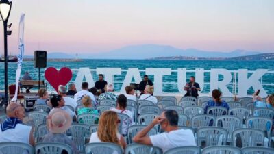 Çeşme Belediyesi, baştan sona yenilenen Çiftlikköy Sahili'ni müzikle buluşturuyor.