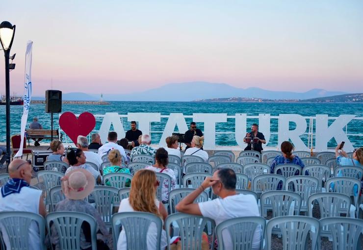 Çeşme Belediyesi, baştan sona yenilenen Çiftlikköy Sahili'ni müzikle buluşturuyor.