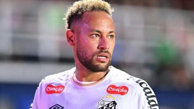 Santos forması giyen Neymar, geleceğine Brezilya ekibi ile sözleşmesi bittikten