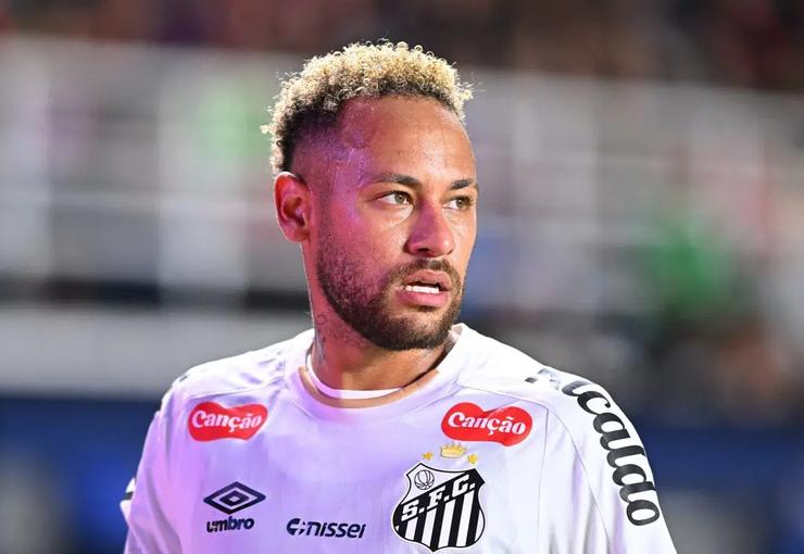 Santos forması giyen Neymar, geleceğine Brezilya ekibi ile sözleşmesi bittikten