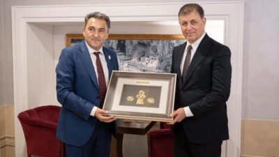 İzmir Büyükşehir Belediye Başkanı Dr. Cemil Tugay ile beraberindeki İzmir