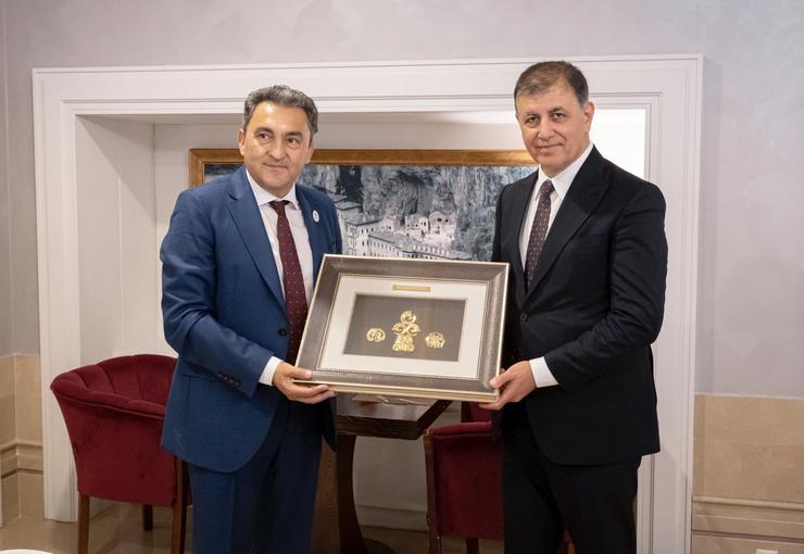 İzmir Büyükşehir Belediye Başkanı Dr. Cemil Tugay ile beraberindeki İzmir