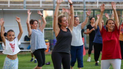 Buca Belediyesi, yaz aylarında açık alanlarda düzenlediği zumba ve pilates