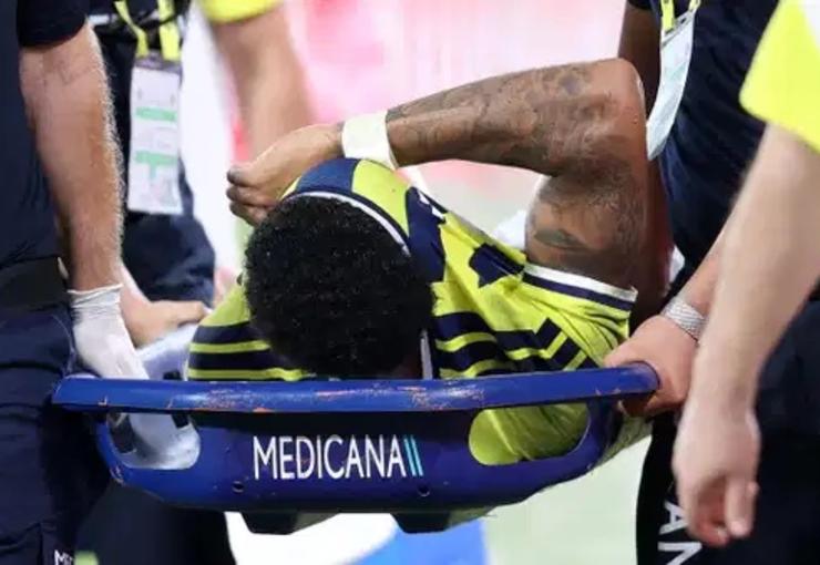 Fenerbahçe, Sturm Graz maçına sakatlığı nedeniyle devam edemeyen Jayden Oosterwolde'nin