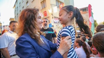 Karşıyaka Belediye Başkanı Yıldız Ünsal, Latife Hanım Mahallesi’nde düzenlenen ‘Sokak