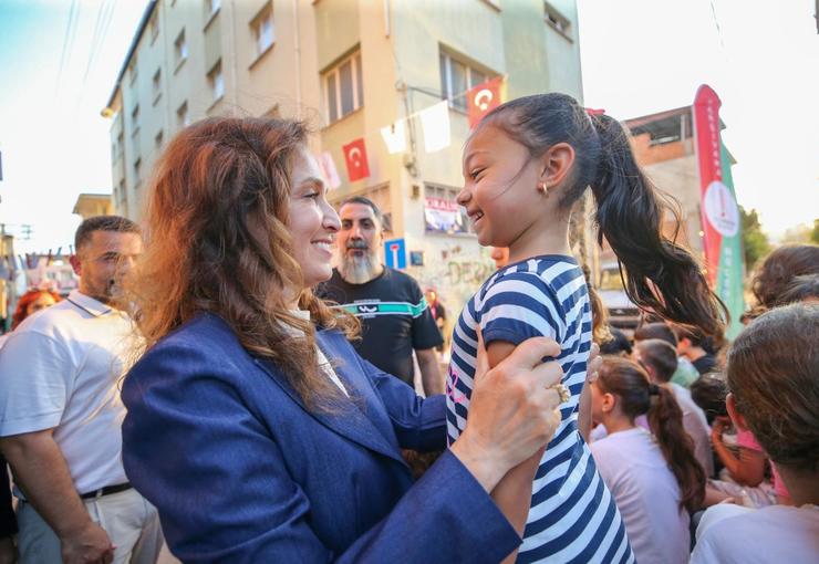 Karşıyaka Belediye Başkanı Yıldız Ünsal, Latife Hanım Mahallesi’nde düzenlenen ‘Sokak