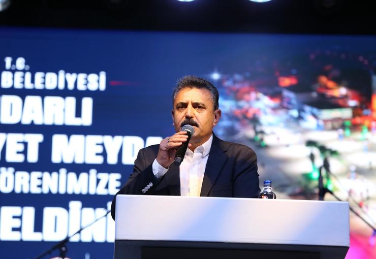 Dikili Belediyesi tarafından Çandarlı’ya kazandırılan Cumhuriyet Meydanı, binlerce vatandaşın katıldığı