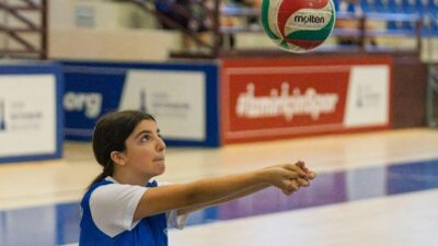 İzmir Büyükşehir Belediyesi'nin yaz spor okullarında voleybol eğitimi alan çocuklar,