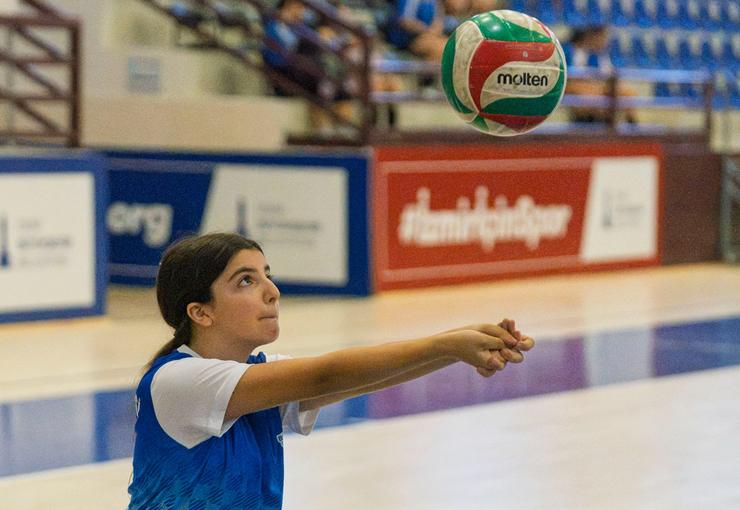 İzmir Büyükşehir Belediyesi'nin yaz spor okullarında voleybol eğitimi alan çocuklar,