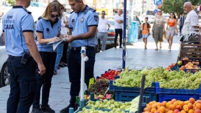 İzmir Büyükşehir Belediyesi zabıta ekipleri, yaya güvenliğini sağlamak ve kaldırımların