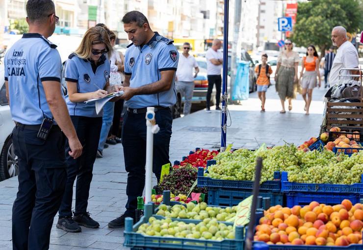 İzmir Büyükşehir Belediyesi zabıta ekipleri, yaya güvenliğini sağlamak ve kaldırımların