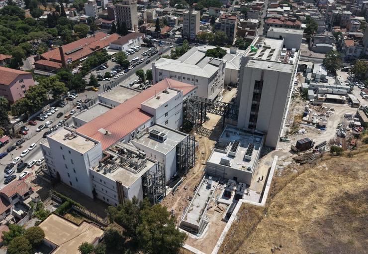 İzmir Büyükşehir Belediyesi Eşrefpaşa Hastanesi’nin yeni ek hizmet binasında inşaat