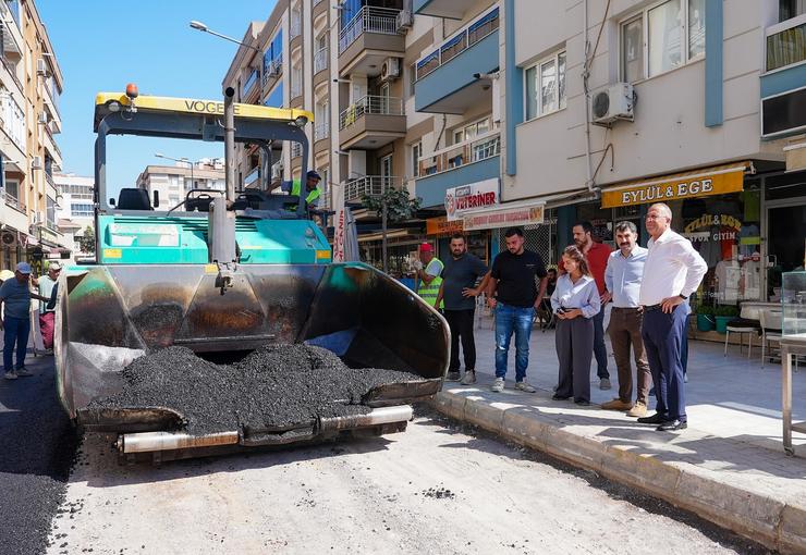 Yol onarım çalışmalarını yoğun şekilde sürdüren Gaziemir Belediyesi, asfalt ihalesiyle