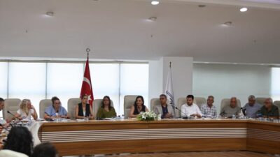 Karabağlar Belediye Başkanı Helil Kınay, İzmir’de faaliyet gösteren farklı meslek