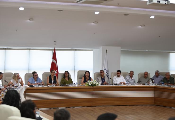 Karabağlar Belediye Başkanı Helil Kınay, İzmir’de faaliyet gösteren farklı meslek