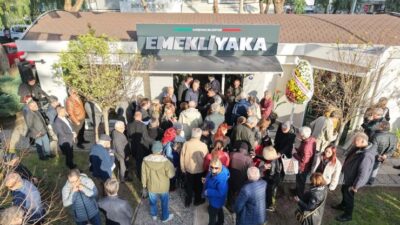 Karşıyaka Belediyesi’nin hizmete açtığı Emekli Yaka, yüzlerce vatandaşı ağırlayarak kentin