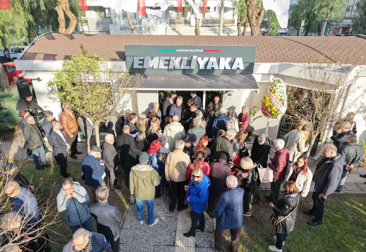 Karşıyaka Belediyesi’nin hizmete açtığı Emekli Yaka, yüzlerce vatandaşı ağırlayarak kentin