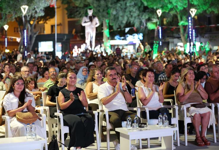 Geçtiğimiz hafta hizmete açılan Çandarlı Cumhuriyet Meydanı, ilk büyük etkinliklerinden